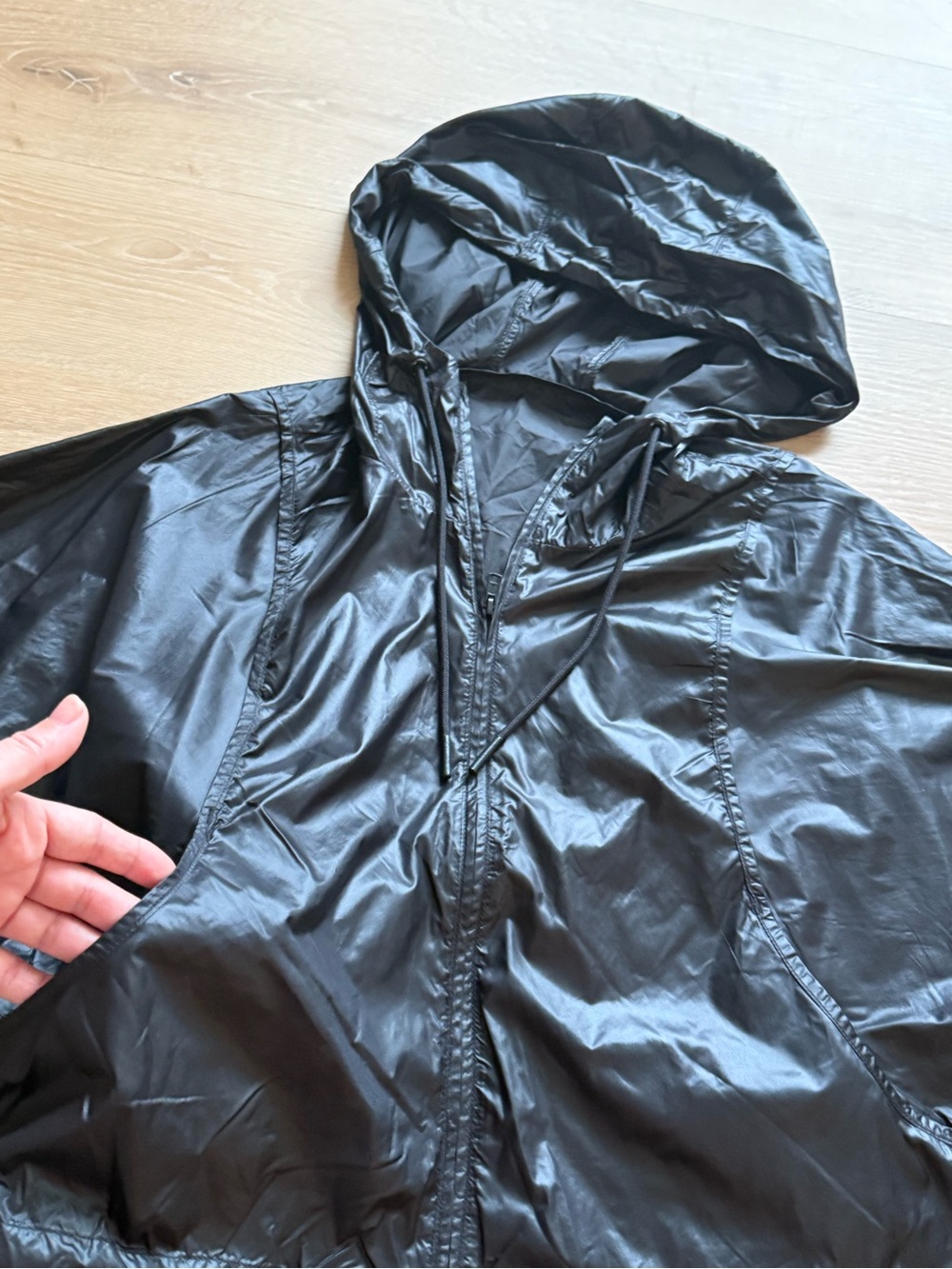 ALO  Black Hooded Lightweight Shell Jacket- impermiable